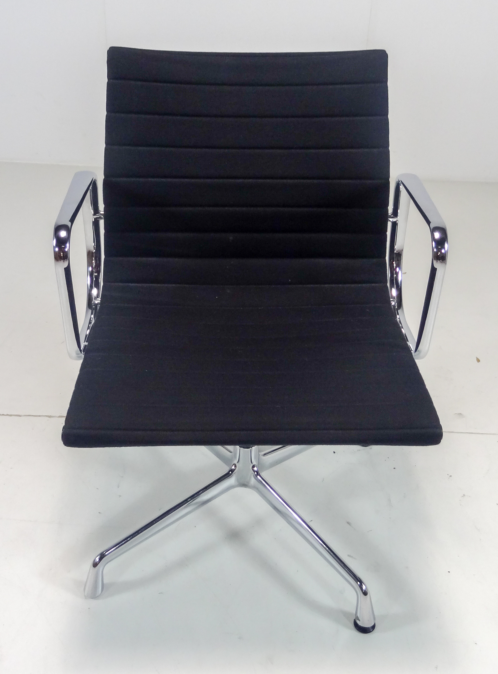 Vitra Charles Eames Aluminium Chair EA 107 Hopsack schwarz